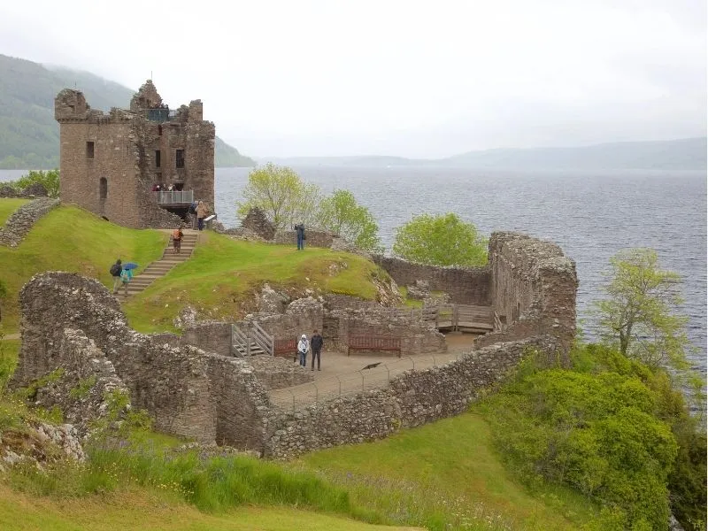 Tàn tích lâu đài Urquhart bên hồ