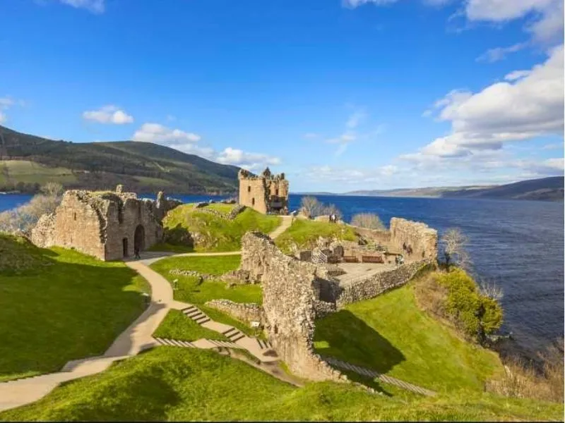 Urquhart Castle – Lâu đài huyền bí bên hồ quái vật nổi tiếng