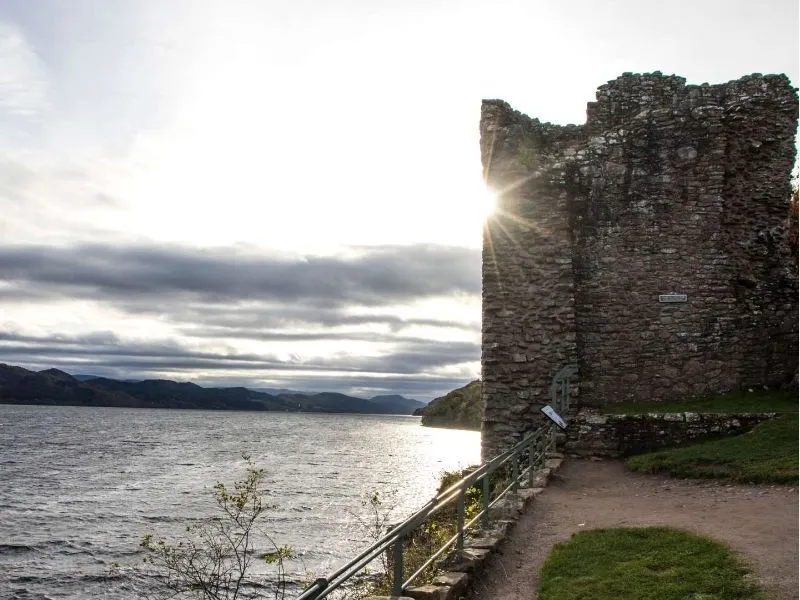 thiên nhiên hùng vĩ bên hồ Loch Ness