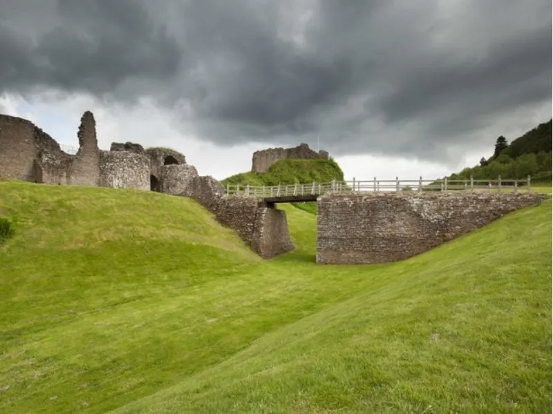 Bên ngoài khuôn viên Urquhart Castle