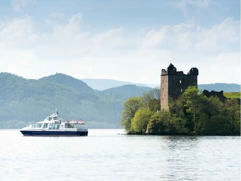 tour thuyền trên hồ Loch Ness