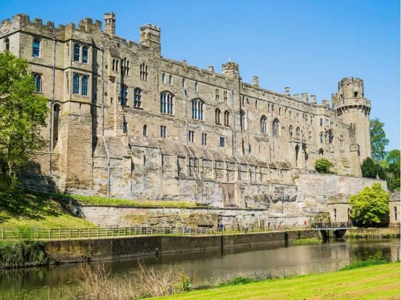 Di chuyển đến lâu đài Warwick