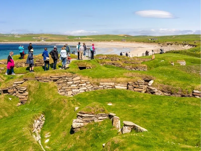 Du khách đến tham quan di chỉ