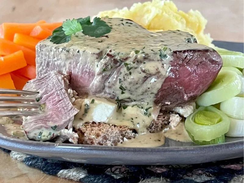 Orkney Beef thịt bò được nuôi bằng cỏ biển nổi tiếng mềm và đậm vị, thường được phục vụ cùng khoai tây nghiền hoặc sốt rượu whisky.