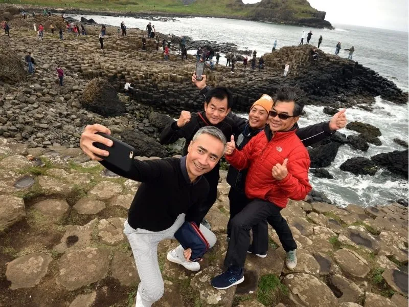 Du khách check-in tại Giant’s Causeway