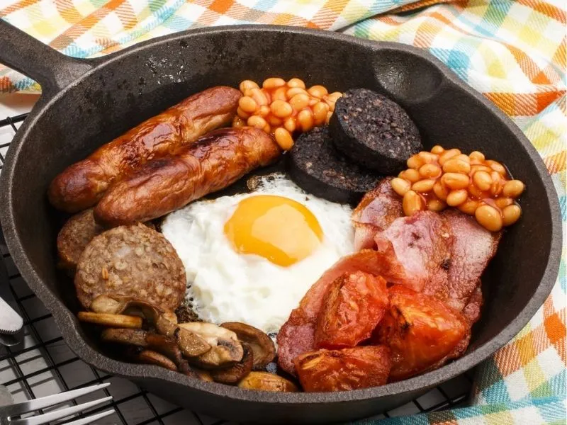 Ulster Fry bữa sáng thịnh soạn gồm trứng, xúc xích, bánh khoai tây và bánh soda bread