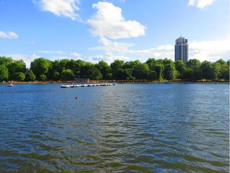 Đi thuyền trên hồ Serpentine