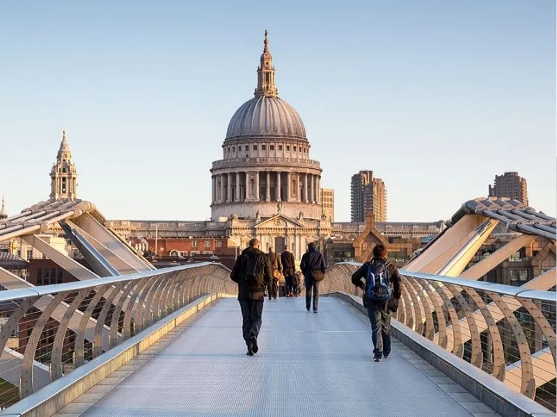 Khung cảnh từ trên cầu