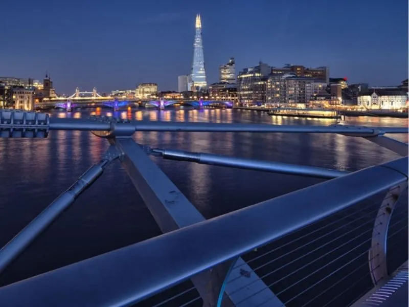 Từ cầu ngắm nhìn Skyline London