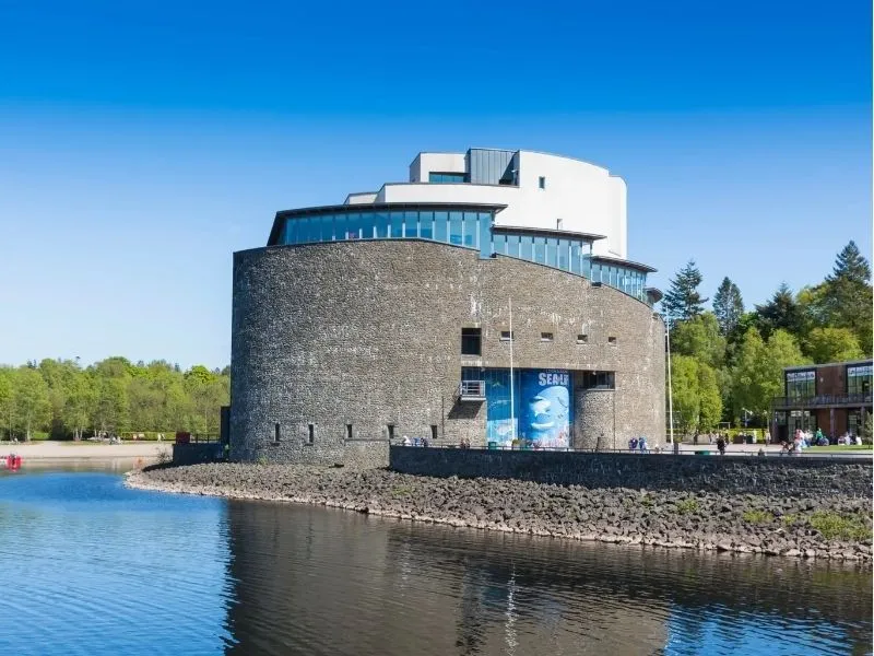 Thủy cung nằm ngay bên bờ hồ Loch Lomond