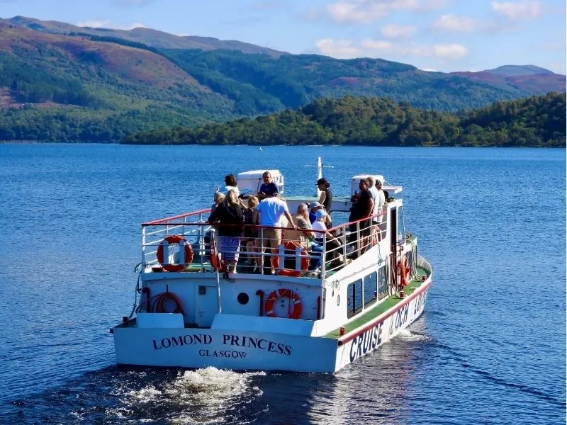 Du ngoạn thuyền trên mặt hồ lãng mạn