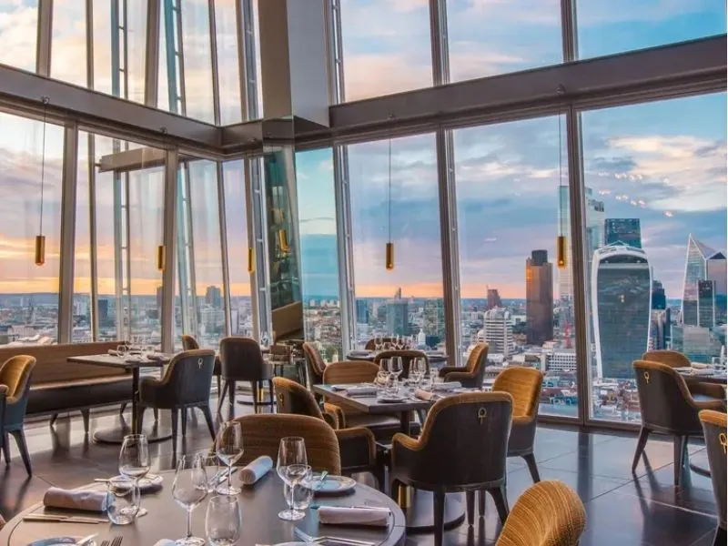 Nhà hàng bên trong tòa nhà