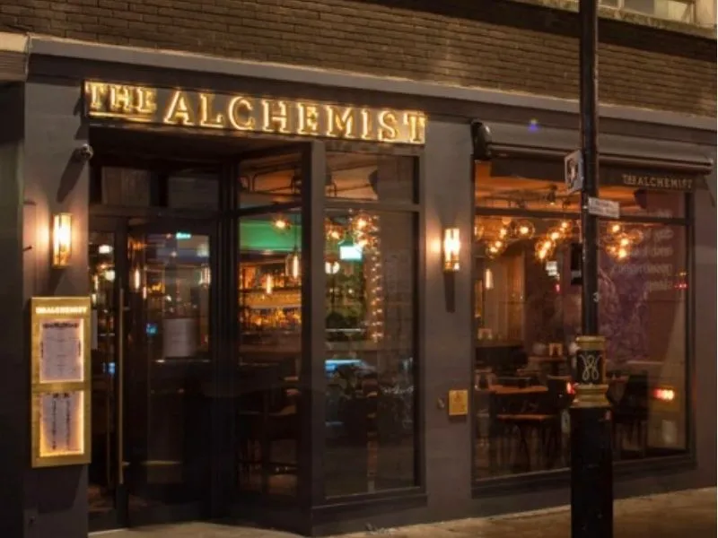 The Alchemist không gian sôi động