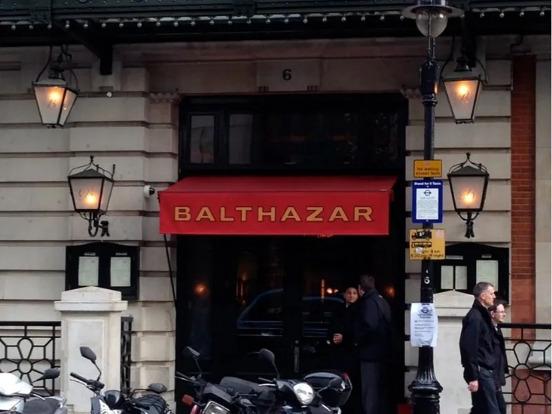 Nhà hàng tại khu sầm uất Balthazar