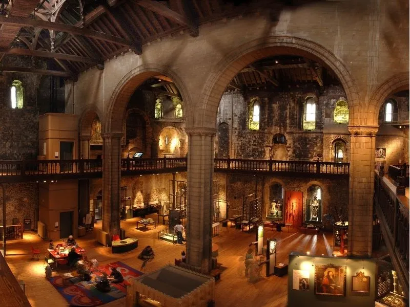 Bên trong lâu đài Norwich