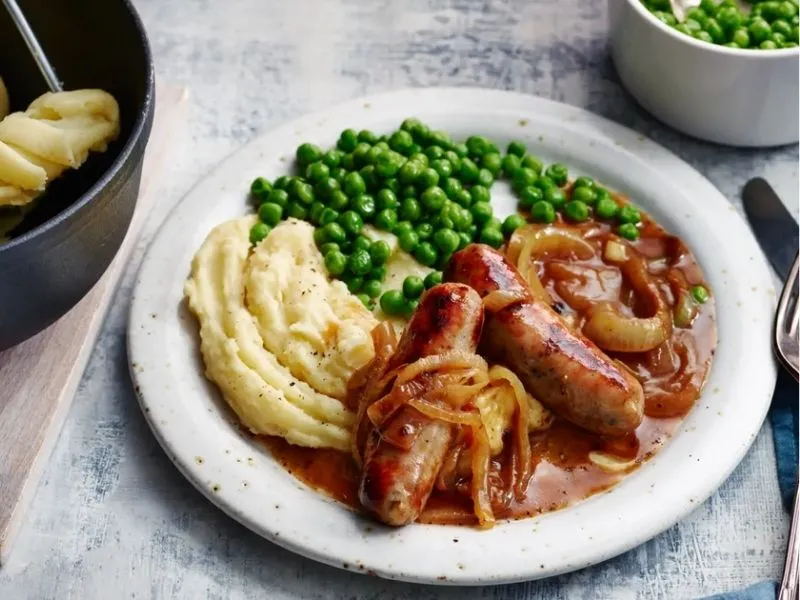  bangers and mash (xúc xích với khoai nghiền)