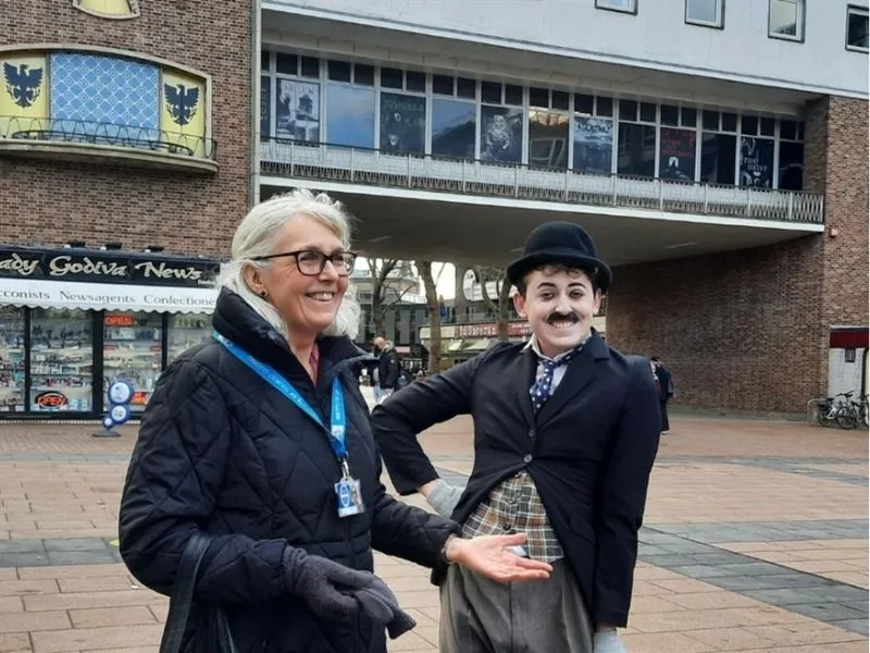 Du khách tản bộ qua những con phố