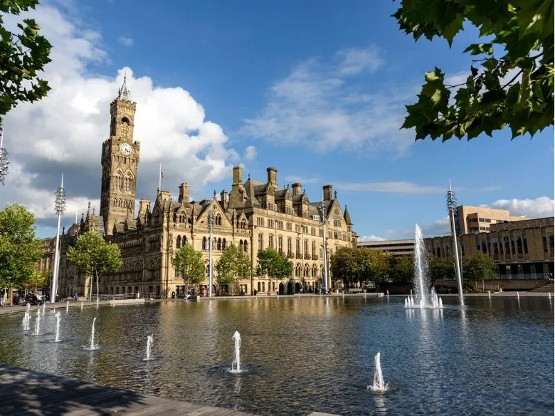 Bradford - Hành trình trải nghiệm thành phố đa sắc màu