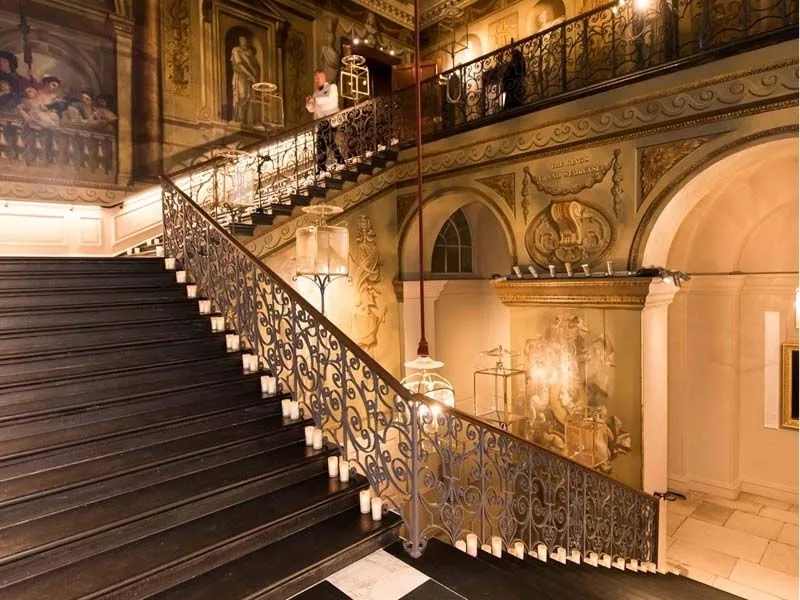 Cầu thang bên trong cung điện