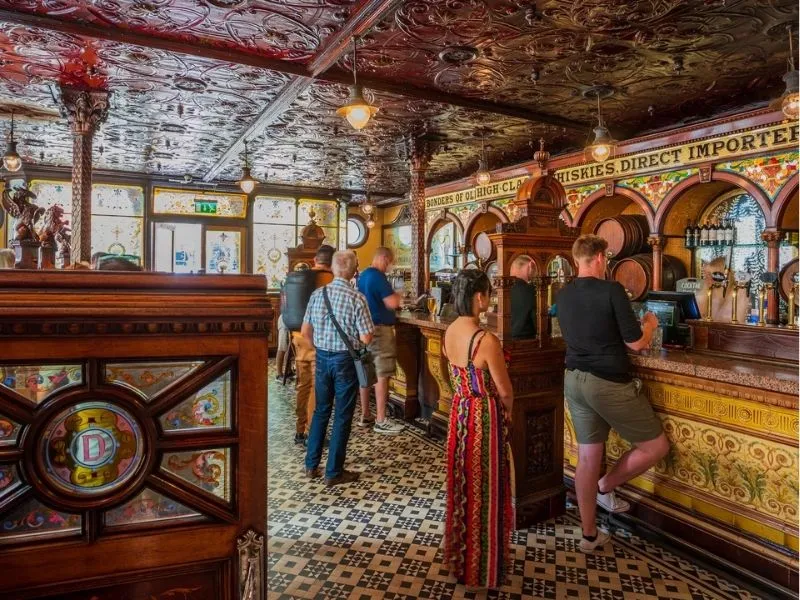 The Crown Liquor Saloon Pub truyền thống