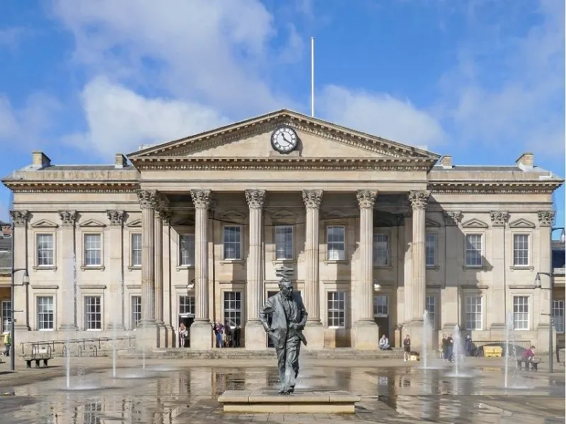 Trải nghiệm Huddersfield: Kiến trúc cổ và văn hóa bản địa đặc sắc