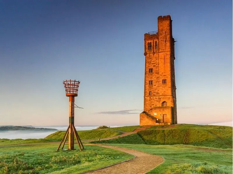 Castle Hill & Victoria Tower – Biểu tượng của thị trấn