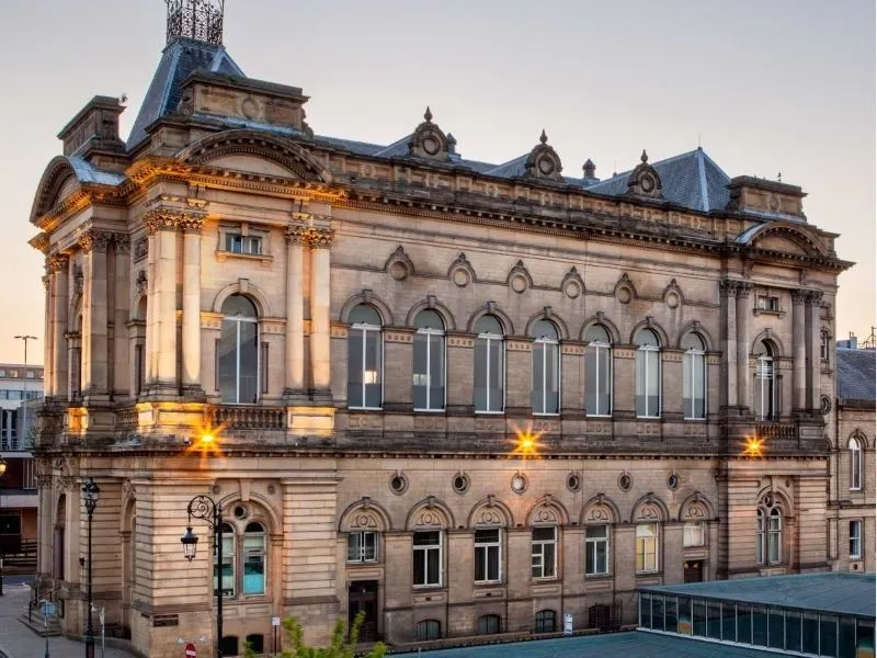 Huddersfield Town Centre – Mua sắm & ẩm thực