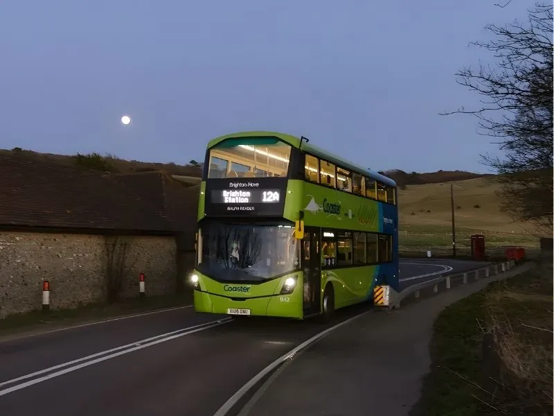 Xe bus di chuyển đến Seven Sisters