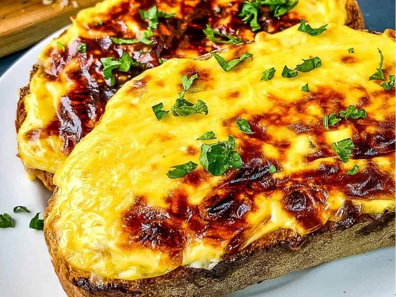 Welsh Rarebit bánh mì nướng phủ sốt phô mai đặc trưng