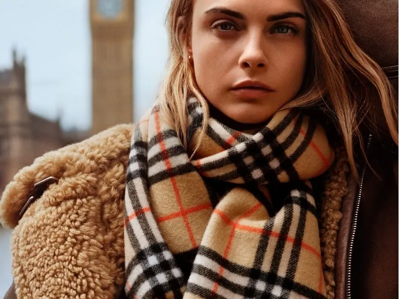 Đi Anh nên mua gì? Khăn quàng cổ Burberry là lựa chọn lý tưởng