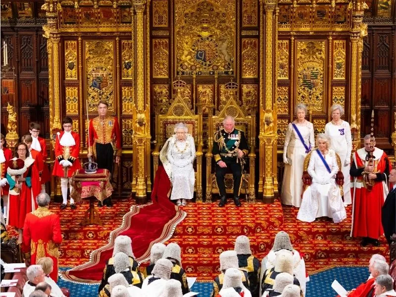 Trang phục hoàng gia Anh - Trang phục truyền thống nước Anh nổi bật