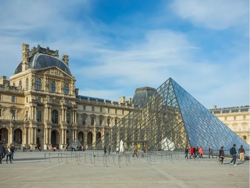  Kim tự tháp Louvre - Kiệt tác kiến trúc châu Âu
