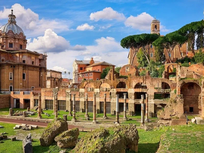Bên trái Diễn đàn La Mã-Roman Forum