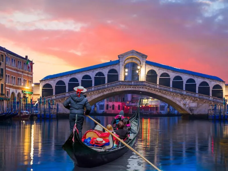 Du khách trên thuyền Gondola 