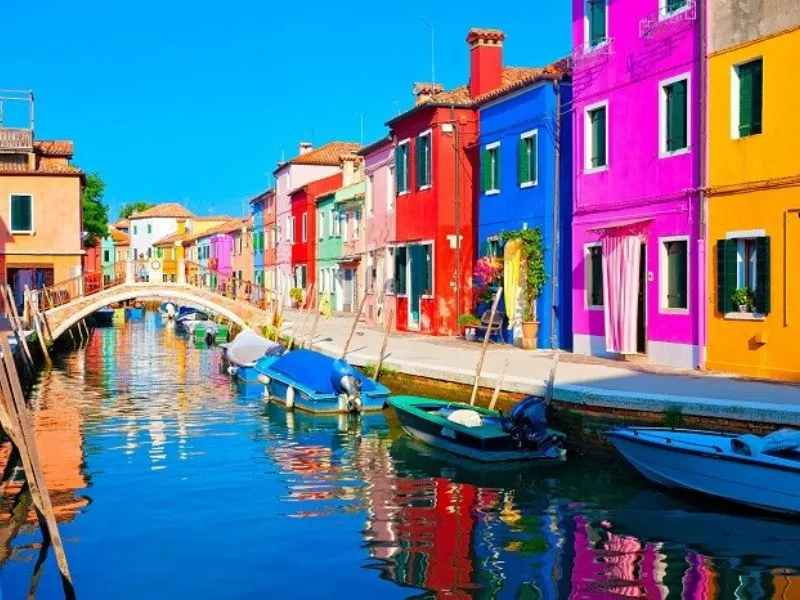 Những ngôi nhà sắc màu ở đảo