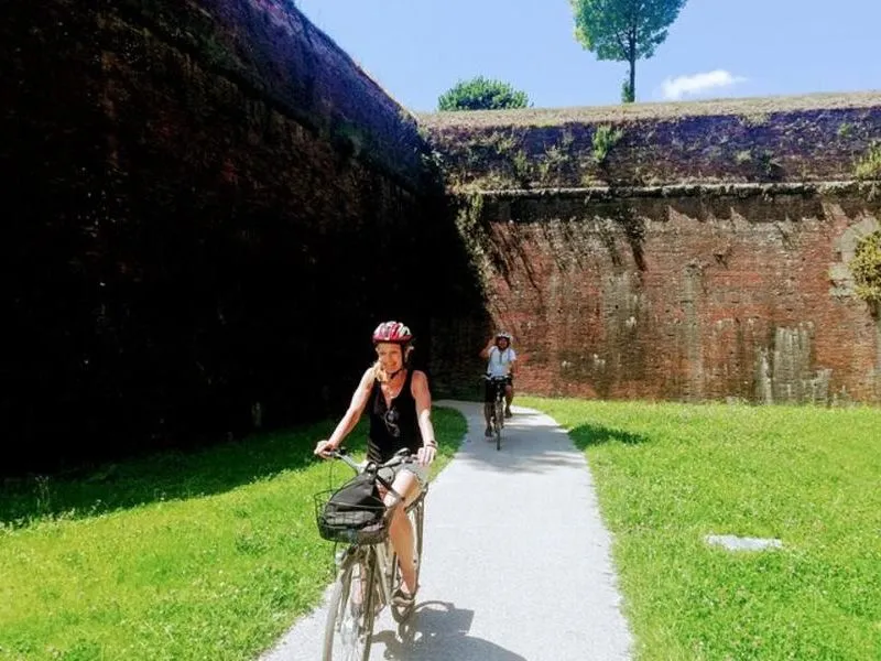 Đap xe dạo quanh thị trấn Luca