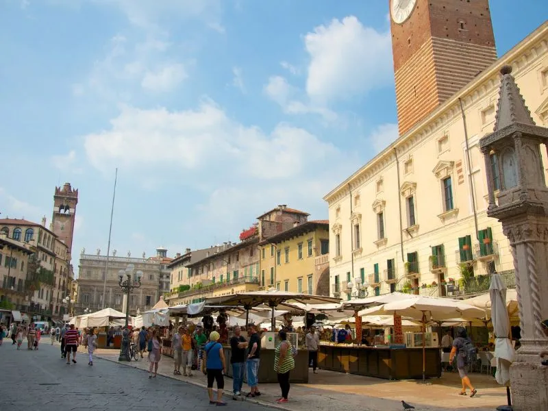 Quảng trường Piazza delle Erbe