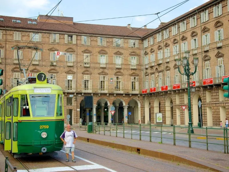 Tàu điện ngầm (Metro)