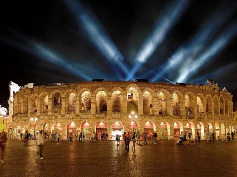 Đấu trường Verona về đêm