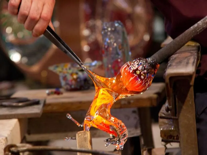 Xem biểu diễn thổi thủy tinh 