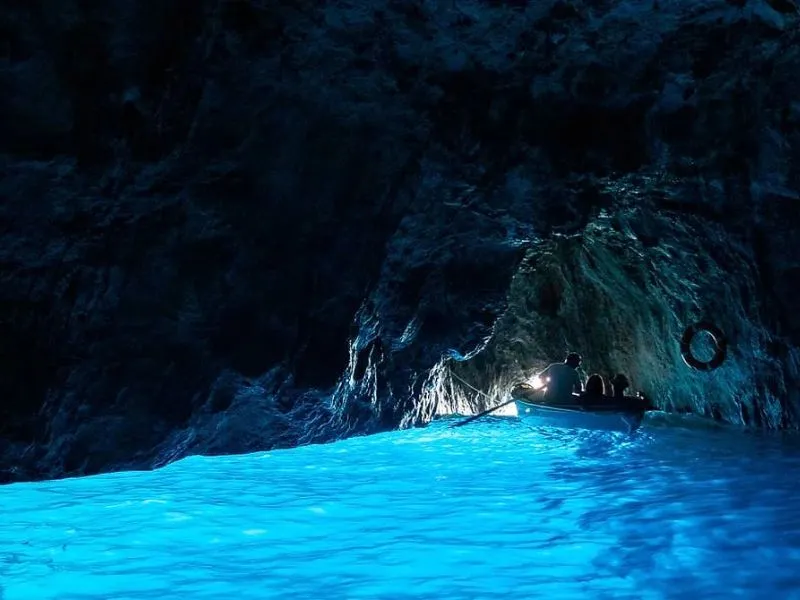 Bên trong hang Blue Grotto