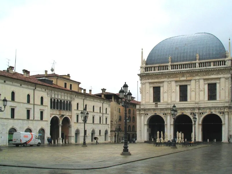 Quảng trường Piazza della Loggia 