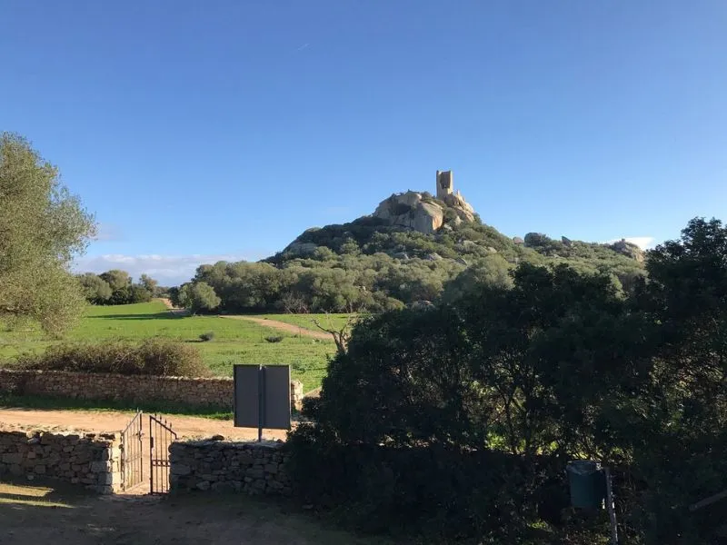 Mộ người khổng lồ (Tomba dei Giganti Su Monte 'è S'Abe)