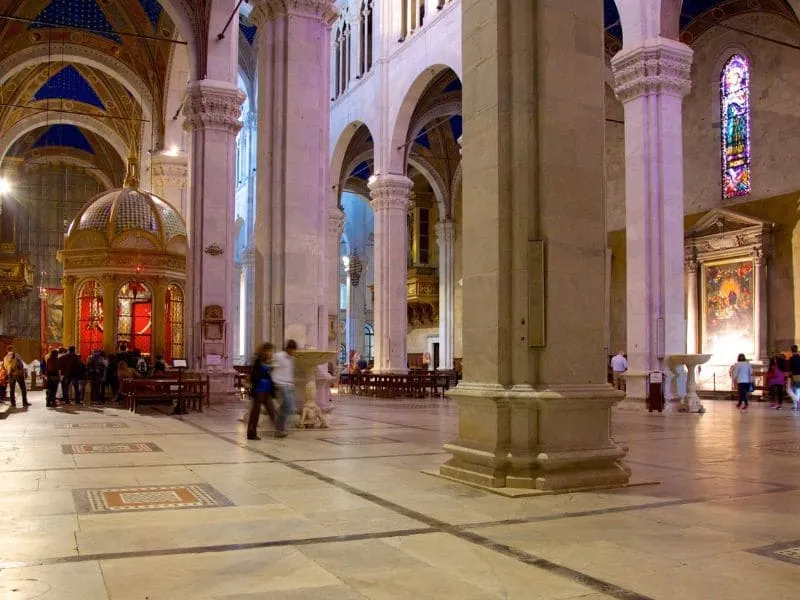 Đạp xe và tản bộ quanh bức tường thành gần nhà thờ 