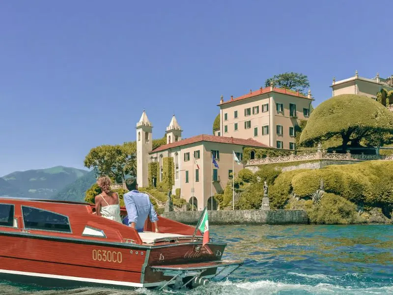 Tàu đi đến biệt thự cổ xinh đẹp 