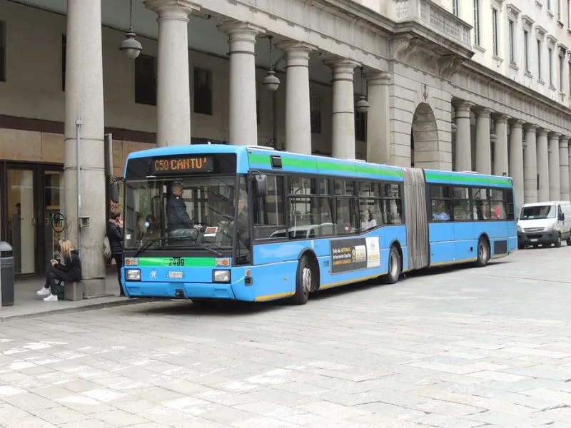 Xe buýt di chuyển đến bến cảng 