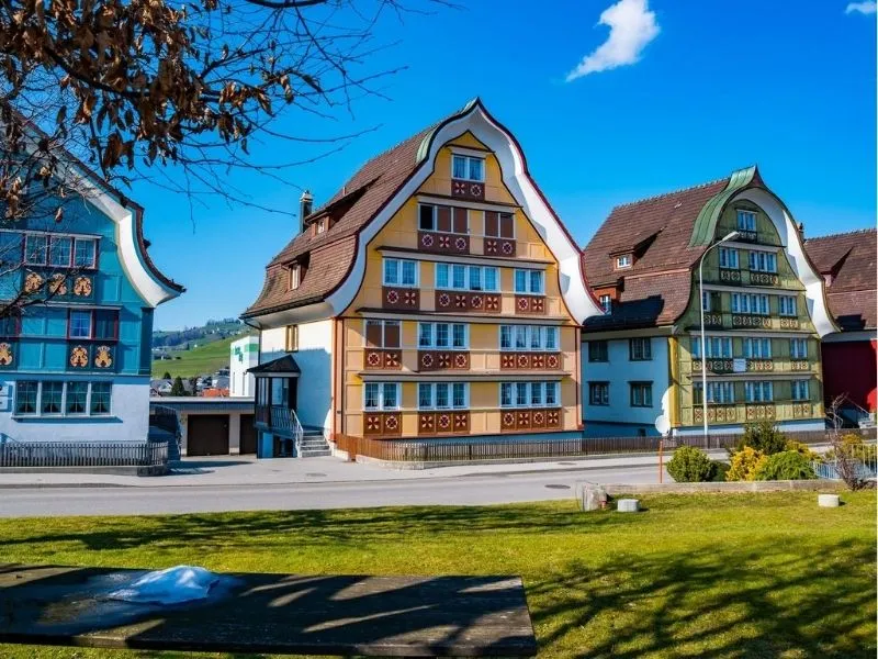 Dạo bước giữa những con phố sắc màu