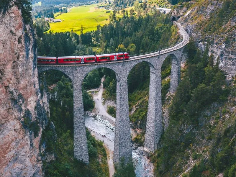 Chuyến tàu Glacier Express băng qua cầu cạn Landwasser