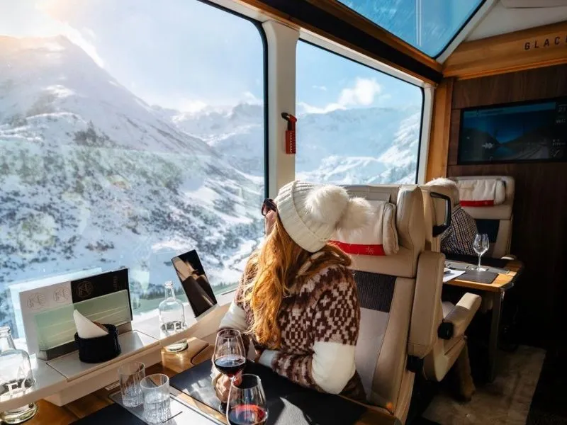 Du khách trải nghiệm phong cảnh tuyệt vời trên chuyến tàu Glacier Express